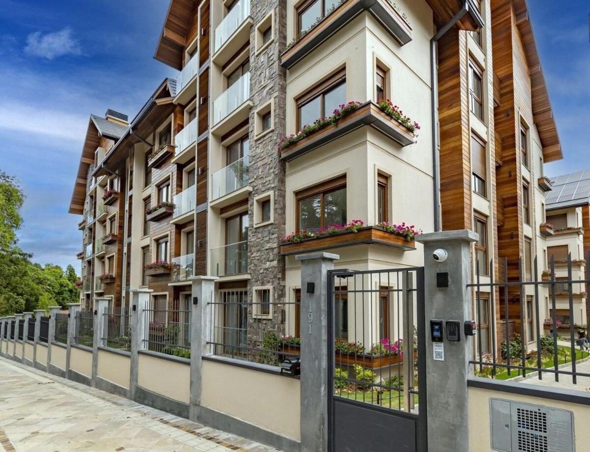 Rosa Edificio Bellagio Canela Com Infraestrutura Completa Apartment Exterior photo
